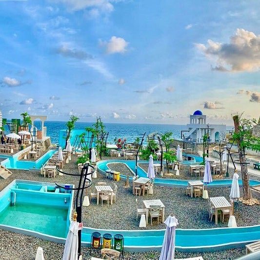 HeHa Ocean View has a picture-perfect backdrop of the boundless ocean and the design was based on the shape of the beach at Gunung Kidul.(pinterest)