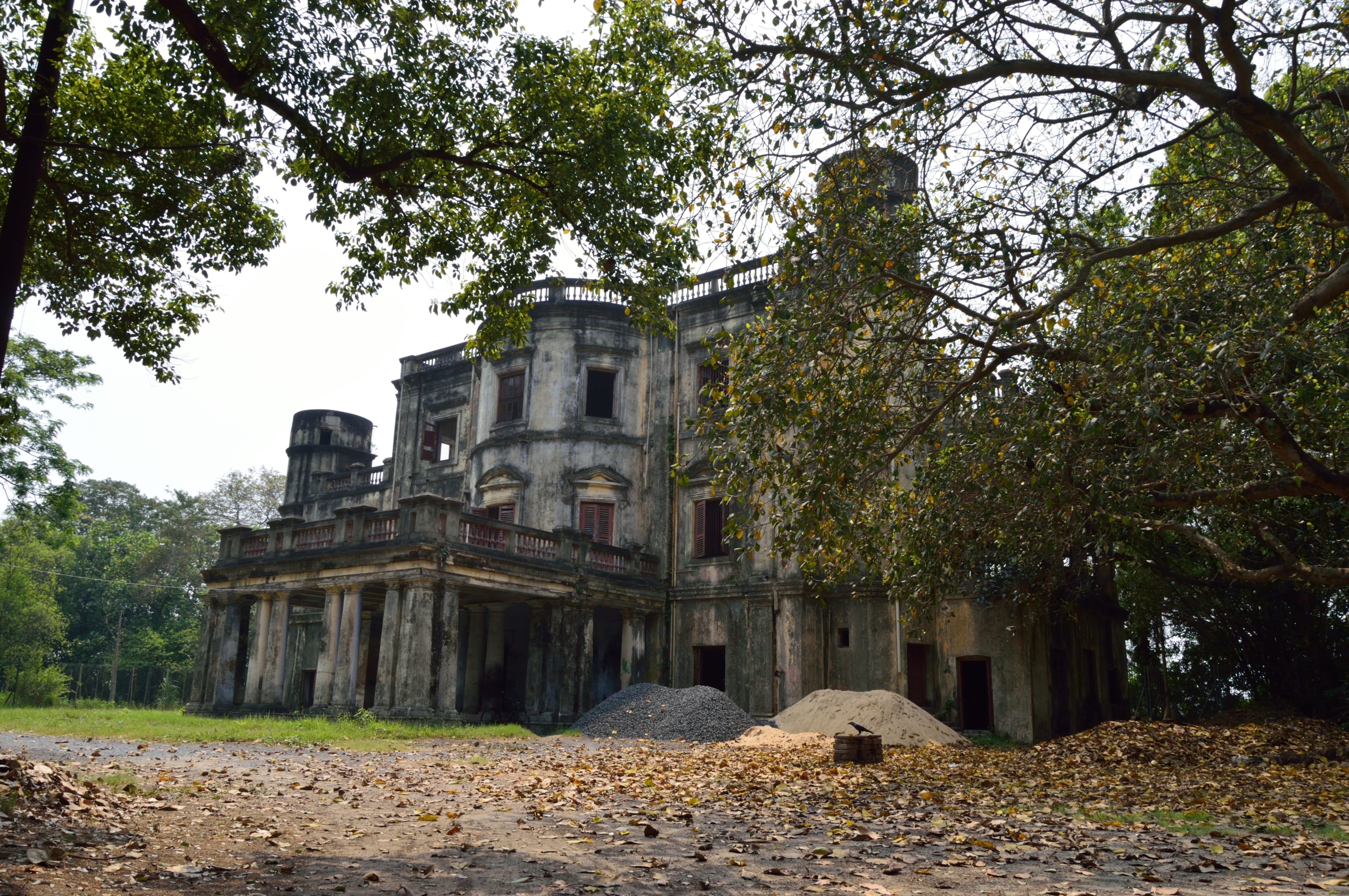 Inside the Botanic Garden stands a 230-year-old dilapidated building called the Roxburgh Building and the herbarium that once had the richest collection of plant specimens in the world. (Biswarup Ganguly, CC BY 3.0, via Wikimedia Commons)