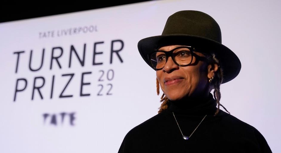 Veronica Ryan, winner of the 2022 Turner Prize — wearing her dad's hat (Danny Lawson/PA/AP/picture alliance) Veronica Ryan, winner of the 2022 Turner Prize — wearing her dad's hat (Danny Lawson/PA/AP/picture alliance)