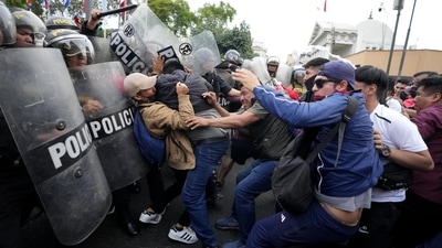 Castillo's supporters clash with police during a protest in Lima, Peru, on Thursday, December 8. "Pedro Castillo, Peru is with you!" and "If there is no liberation, there will be revolution!" the leftist's supporters chanted, before being dispersed with tear gas. (Fernando Vergara / AP) Castillo's supporters clash with police during a protest in Lima, Peru, on Thursday, December 8. "Pedro Castillo, Peru is with you!" and "If there is no liberation, there will be revolution!" the leftist's supporters chanted, before being dispersed with tear gas. (Fernando Vergara / AP)