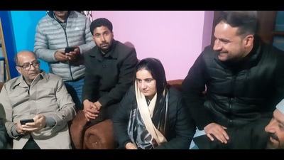 Independent candidate from Drugmulla constituency Aamina Majeed being welcomed by Jammu and Kashmir National Conference (JKNC) leaders after winning the District Development Council (DDC) by-polls, in Kupwara on Friday. (ANI)