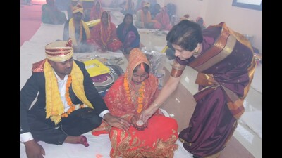 Lucknow mayor Sanyukta Bhatia blessing the newlyweds (HT Photo)