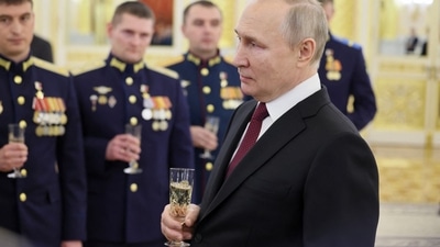Vladimir Putin: Russian President Vladimir Putin toasts with servicemebn. (Reuters)