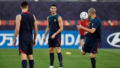 Portugal's Cristiano Ronaldo and Pepe during training (REUTERS)