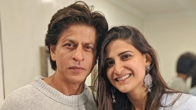 Shah Rukh Khan and Aahana Kumra pose for a photograph together. Shah Rukh Khan and Aahana Kumra pose for a photograph together.