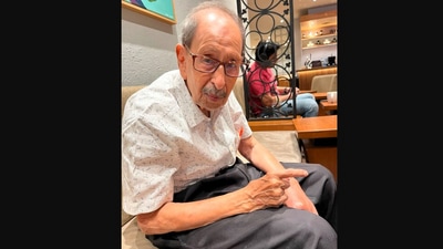 The image shows the 92-year-old man whom the Linked user met at a cafe. (LinkedIn/@Sanjay Mudnaney)