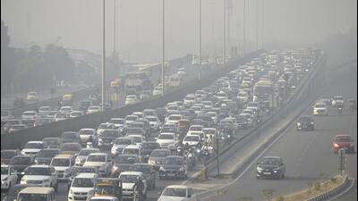 Vehicles on Gurugram-Delhi expressway amid low visibility due to smog. (PTI Photo) Vehicles on Gurugram-Delhi expressway amid low visibility due to smog. (PTI Photo)