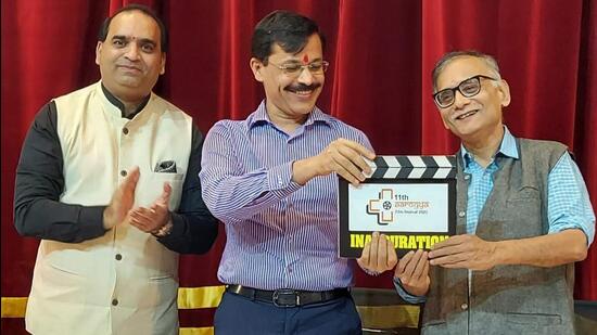 Acclaimed IAS officer Tukaram Munde (C) inaugurated the 11th Aarogya film festival on Friday. Others seen in photo Chetan Gandhi (left) and Dr Arun Gadre (right). (HT PHOTO)