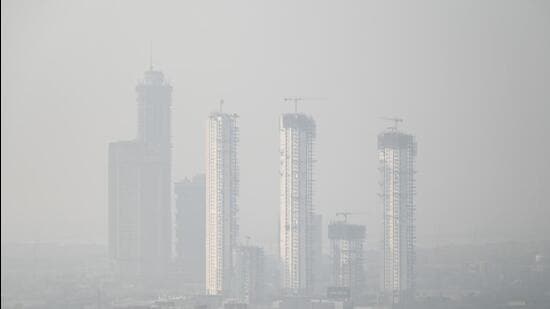 According to the Lancet Commission on pollution and health, air pollution was responsible for 9 million premature deaths in 2015, making it the world’s largest environmental risk factor for disease and premature death. (HT Photo)
