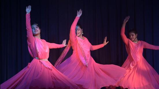 Artistes from Pracheen Kala Kendra performing ‘Bharat Amrit Manthan’ at the festival at Bharatiya Vidya Bhavan in Sector 27, Chandigarh, on Friday. (Ravi Kumar/HT)