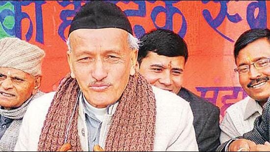 BJP leader Bhagat Singh Koshyari with ghughutia garland in Bageshwar. HT
