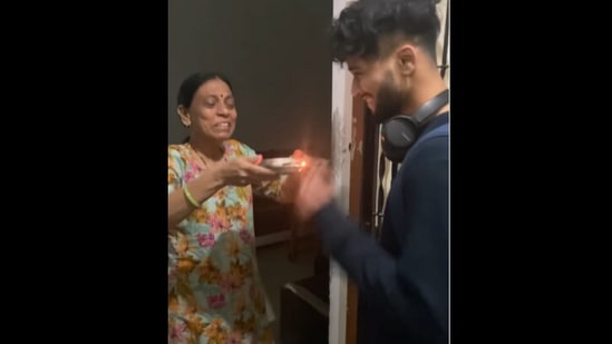 Man surprises family.(Instagram/@varun_harpale) Man surprises family.(Instagram/@varun_harpale)