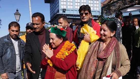 Shimla: Himachal Pradesh Congress President Pratibha Singh being congratulated by supporters after the party's victory in the State Assembly elections, in Shimla, Friday, Dec. 9, 2022. (PTI Photo)(PTI12_09_2022_000061B)(PTI)