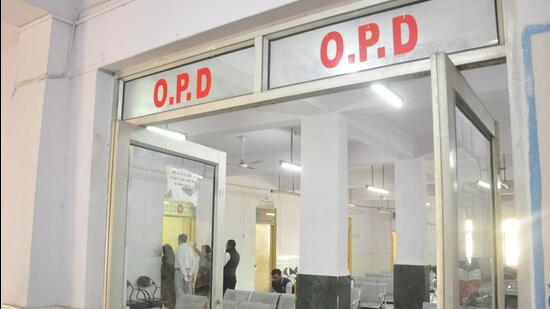 Samples of the two drugs were taken from Sanjay Nagar hospital by officials of the central drugs standard control organisation (CDSCO-North zone). (Sakib Ali/HT Photo)