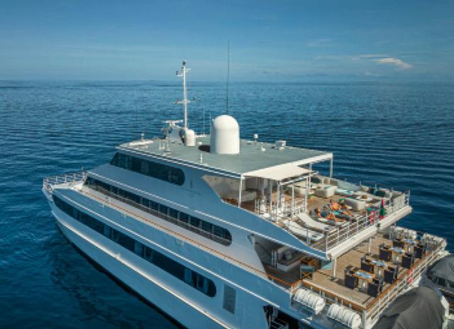 The Four Season Explorer, a luxury cruiser owned by the hotel, which guests who are tired of the land can use to tour the seas The Four Season Explorer, a luxury cruiser owned by the hotel, which guests who are tired of the land can use to tour the seas