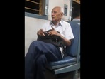 Man sings Tum Hi Aana in Train.(Twitter/@Gulzar_Sahab) Man sings Tum Hi Aana in Train.(Twitter/@Gulzar_Sahab)