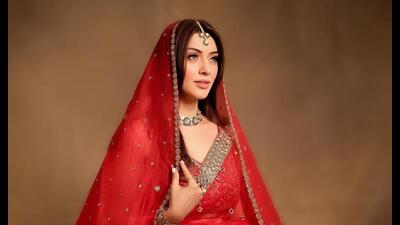 Actor Hansika Motwani who married recently looks ravishing in fresh dewy makeup look.