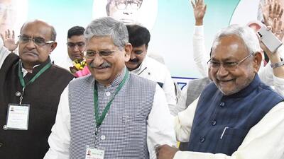 Bihar CM Nitish Kumar with JD-U national president Lalan Singh . (Santosh Kumar/HT)