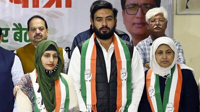 Delhi state Congress vice-president Ali Mehdi with newly elected MCD councillors Sabila Begum and Nazia Khatoon, during a press conference in New Delhi on Saturday. (Sanjeev Verma/HT Photo) Delhi state Congress vice-president Ali Mehdi with newly elected MCD councillors Sabila Begum and Nazia Khatoon, during a press conference in New Delhi on Saturday. (Sanjeev Verma/HT Photo)