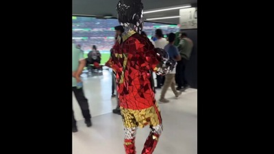 Football fans wearing shiny crystal jerseys. (Instagram/@actufoot) Football fans wearing shiny crystal jerseys. (Instagram/@actufoot)