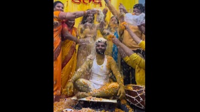 Groom and his friends dancing to a popular Bhojpuri song. (Instagram/@shivamrajput_ana) Groom and his friends dancing to a popular Bhojpuri song. (Instagram/@shivamrajput_ana)