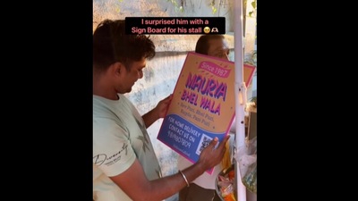 Man surprises bhel puri vendor with a sign board. (Instagram/@lettersandallthat) Man surprises bhel puri vendor with a sign board. (Instagram/@lettersandallthat)
