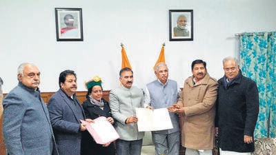 Sukhvinder Singh Sukhu (centre) with party leaders and Governor Rajendra Vishwanath Arlekar in Shimla on Saturday. (PTI) Sukhvinder Singh Sukhu (centre) with party leaders and Governor Rajendra Vishwanath Arlekar in Shimla on Saturday. (PTI)