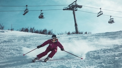 Narkanda, Himachal Pradesh: Narkanda, one of India's top snowboarding and skiing locations, is situated at a height of 2,708 metres along the Hindustan Tibet Road. The Himachal Pradesh Tourism Development Corporation has been offering skiing and snowboarding lessons in this location for a long time. Due to its breathtaking surroundings and peace, tourists adore this location. (Unsplash)