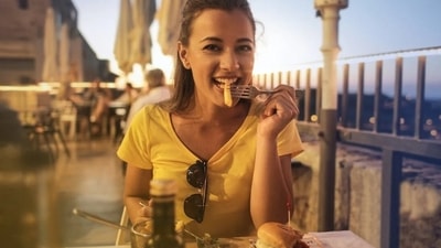 As we eat more junk, the craving to have more such food also goes up and it's a vicious cycle which makes us feel more and more guilty about our food choices. (Pexels) As we eat more junk, the craving to have more such food also goes up and it's a vicious cycle which makes us feel more and more guilty about our food choices. (Pexels)