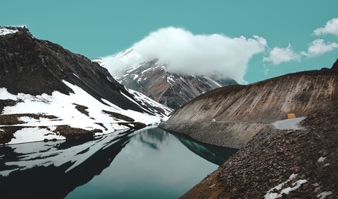 In Leh, winter snow hits differently, blanketing the entire city in white and giving the streets a completely new attractiveness. (Unsplash) In Leh, winter snow hits differently, blanketing the entire city in white and giving the streets a completely new attractiveness. (Unsplash)