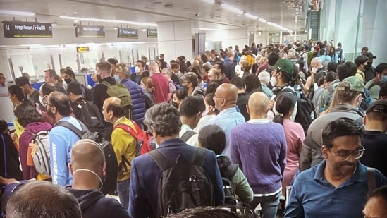  A crowd of passengers was seen at the International Immigration counter of IGI airport, in New Delhi. (ANI pic service)
