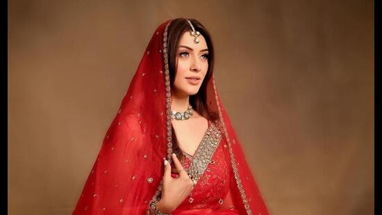 Red bridal lehenga and makeup | Bridal makeup images, Pakistani bridal  makeup, Bridal dress fashion