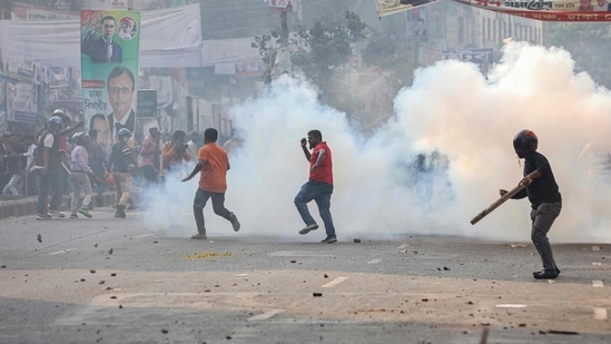 Bangladesh Protests: Police fire tear gas to disperse Bangladesh Nationalist Party (BNP) activists.(AFP)