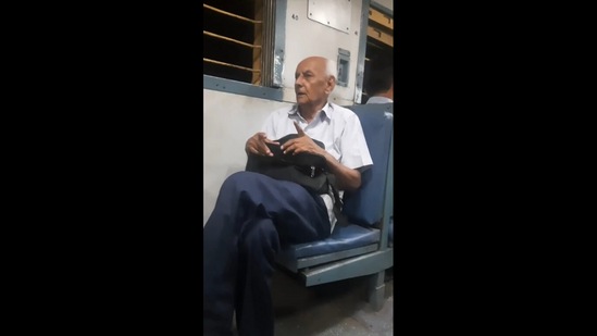Man sings Tum Hi Aana in Train.(Twitter/@Gulzar_Sahab) Man sings Tum Hi Aana in Train.(Twitter/@Gulzar_Sahab)