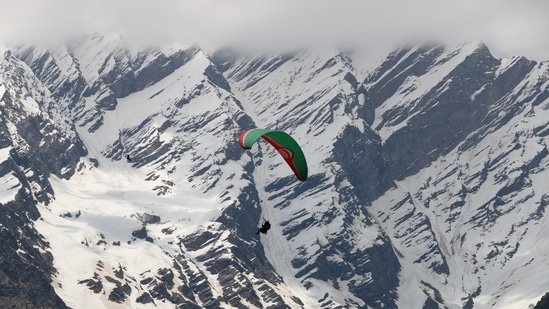 Solang Valley, Manali: If you enjoy adventure, entrust your skilled trainers to guide you while you experience the rush of skiing in the magnificent Manali backdrop. The Solang Valley's undulating slopes provide both experts and beginners with the ideal playing surface for learning their initial moves.(Unsplash)