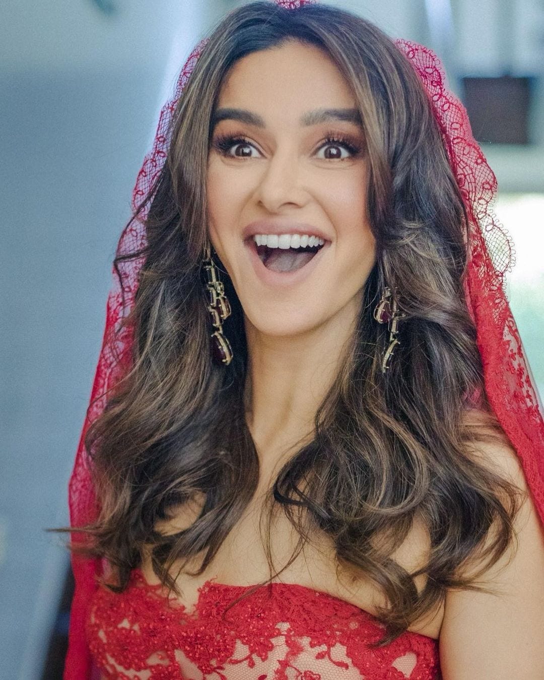 Shibani Dandekar opted for soft smokey eyes and nude lip colour for her wedding rituals.
