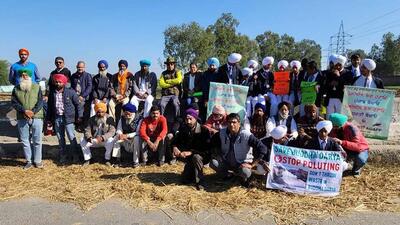 Activists and city residetns holding up banners and placards to spread awareness about the rising pollution levels in region during a the fourth leg of the Save Buddha Darya and River Satluj walk in Ludhiana (HT Photo) Activists and city residetns holding up banners and placards to spread awareness about the rising pollution levels in region during a the fourth leg of the Save Buddha Darya and River Satluj walk in Ludhiana (HT Photo)