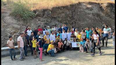 Citizens gathered in large numbers at the demolition site and raised objections. (HT PHOTO) Citizens gathered in large numbers at the demolition site and raised objections. (HT PHOTO)