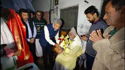 External affairs minister S Jaishankar with the family of Mahakavi Subramaniya Bharathi on his birth anniversary on Sunday. (HT photo)