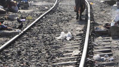Farmers’ union members blocked railway tracks for 45 minutes in Ludhiana. (HT File)