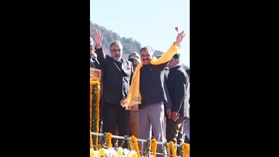 Newly elected chief minister Sukhwinder Singh Sukhu along with congress senior leader Anand Sharma during oath taking ceremony at The Ridge in Shimla on Sunday. (Deepak Sansta/HT) Newly elected chief minister Sukhwinder Singh Sukhu along with congress senior leader Anand Sharma during oath taking ceremony at The Ridge in Shimla on Sunday. (Deepak Sansta/HT)