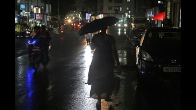 Non seasonal rain was reported in Pune on Sunday. (Ravindra Joshi/HT PHOTO)