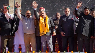 Sukhvinder Singh Sukhu, the newly sworn-in Chief Minister of Himachal Pradesh, with senior leader Anand Sharma and others during his swearing-in ceremony. (PTI) Sukhvinder Singh Sukhu, the newly sworn-in Chief Minister of Himachal Pradesh, with senior leader Anand Sharma and others during his swearing-in ceremony. (PTI)