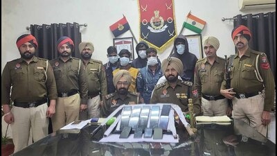The accused (faces covered) and stolen items recovered from in Ludhiana police custody. (HT Photo) The accused (faces covered) and stolen items recovered from in Ludhiana police custody. (HT Photo)