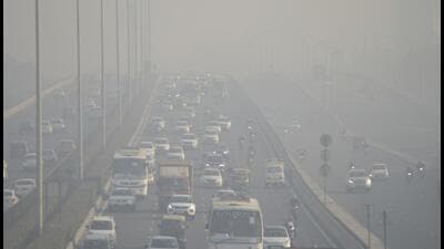 Vehicles on the Delhi-Gurugram Expressway amid low visibility due to smog on Saturday. (ANI) Vehicles on the Delhi-Gurugram Expressway amid low visibility due to smog on Saturday. (ANI)