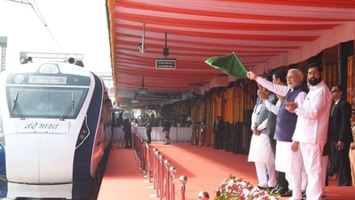 Prime Minister Narendra Modi flagged-off the Nagpur-Bilaspur Vande Bharat train with Maharashtra Chief Minister Eknath Shinde and Deputy CM Devendra Fadnavis by his side. (PMO)