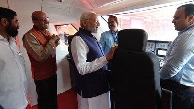 PM Modi interacting with railway officials in Vande Bharat Express. (PMO)