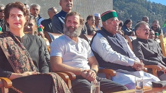 Sukhvinder Singh Sukhu seen with Mallikarjun Kharge, Rahul Gandhi and Priyanka Gandhi. (Deepak Sansta/ HT) Sukhvinder Singh Sukhu seen with Mallikarjun Kharge, Rahul Gandhi and Priyanka Gandhi. (Deepak Sansta/ HT)