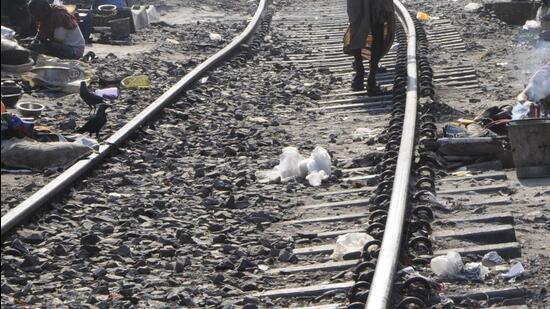 Farmers’ union members blocked railway tracks for 45 minutes in Ludhiana. (HT File)