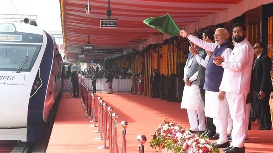 With Maharashtra Chief Minister Eknath Shinde by his side, PM Modi flagged off the Vande Bharat train in Nagpur. With Maharashtra Chief Minister Eknath Shinde by his side, PM Modi flagged off the Vande Bharat train in Nagpur.